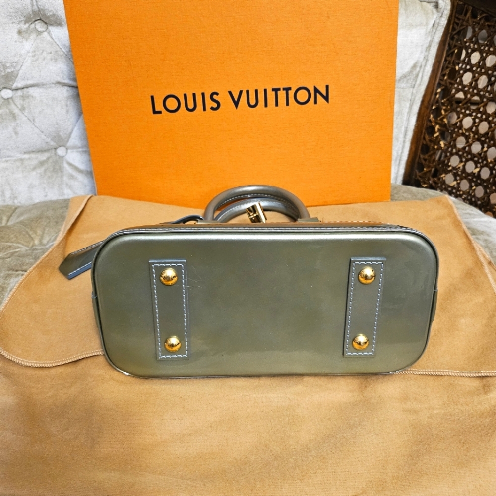 (SOLD)Authentic Louis Vuitton Vernis BB alma - Picture 3 of 12